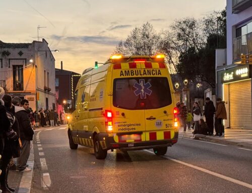 Una ambulància que es dirigia en emergència a l’Hospital, obligada a girar cua per la cavalcada