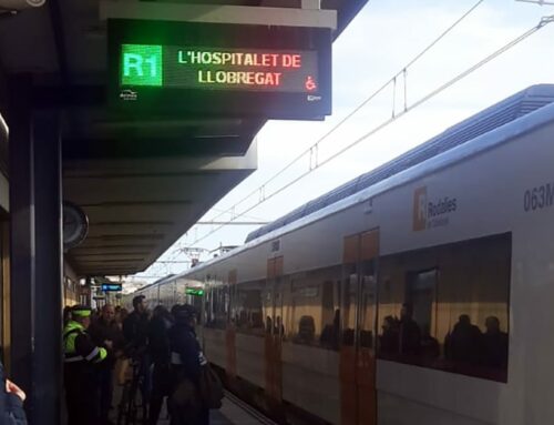 El pla de millora de Rodalies preveu la renovació de la cartellera digital de l’estació de Calella