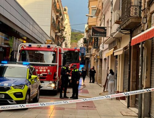 Un incendi en un pis del carrer Sant Josep sorprèn Calella a primera hora