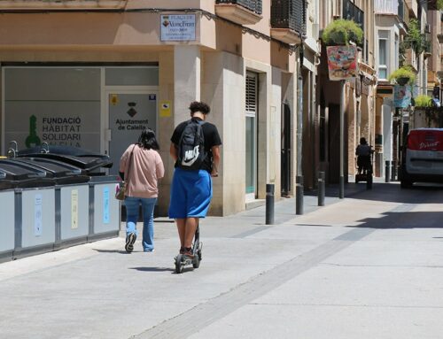 Setge als patinets elèctrics a Calella: prohibits pels menors de 16 anys i casc obligatori