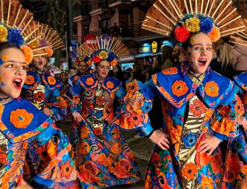 La pluja respecta la rua de Carnaval de l’Alt Maresme, que acoloreix els carrers de Calella i Poblenou